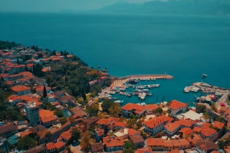 Губернатор Антальи попросил отельеров не снижать цены