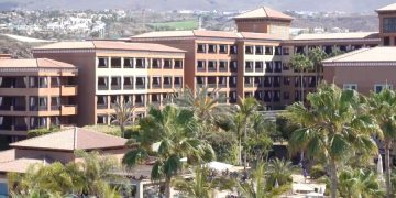 Правомерно ли удерживать туристов в отеле H10 Costa Adeje Palace