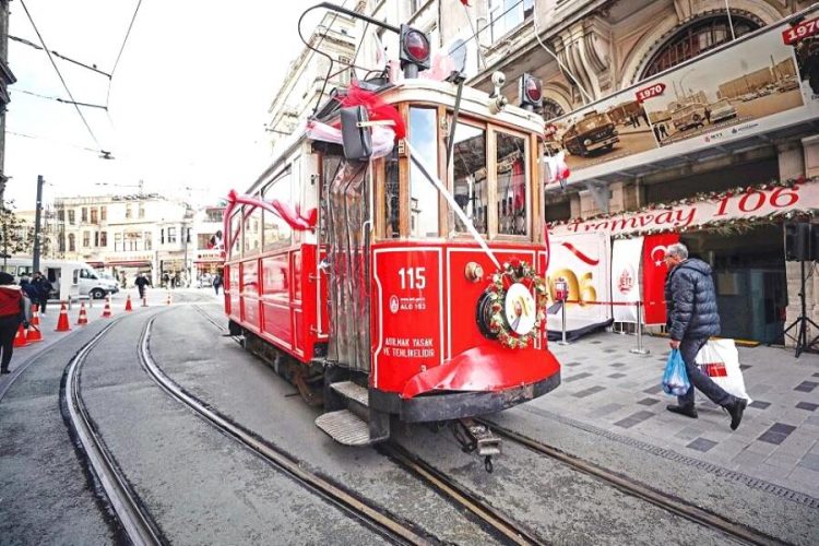 Стамбул отметил годовщину популярного трамвая