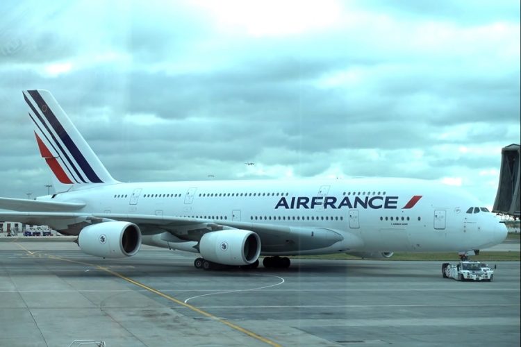 Самолет с россиянами задержали из-за драки пилотов