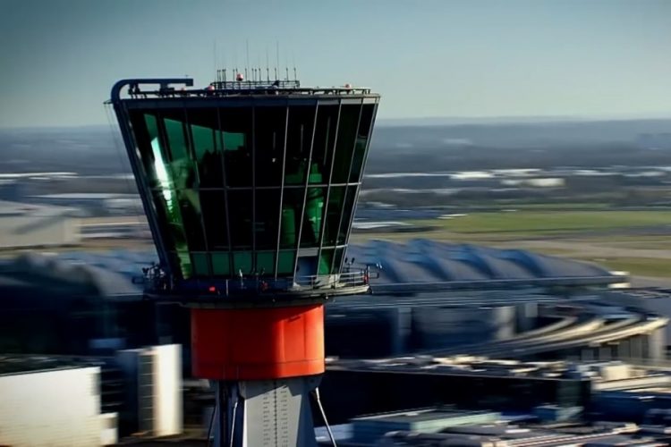 Аэропорт Хитроу не принимал самолеты - возникли проблемы с ВПП