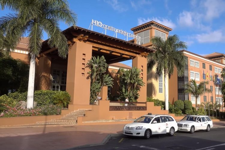 В отеле на Тенерифе закрыли на карантин россиян