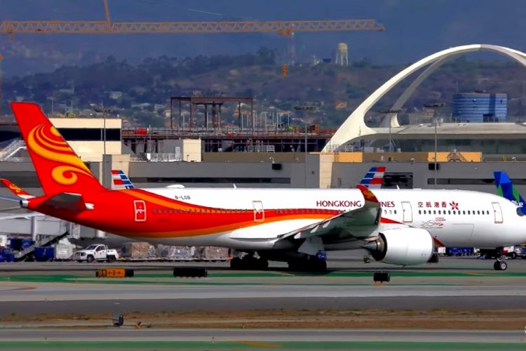 Гонконгские авиалинии уволят 400 работников из-за коронавируса