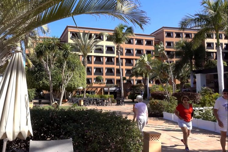 Зараженный коронавирусом постоялец отеля Тенерифе, был на карнавале