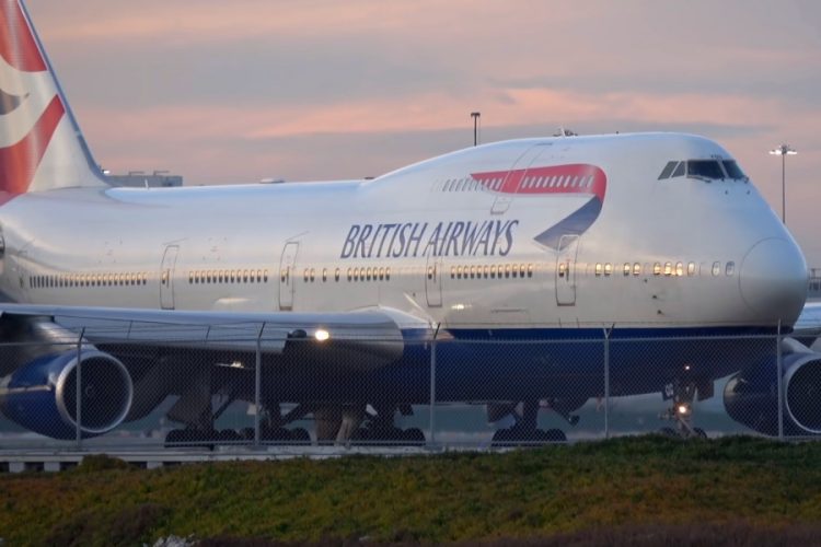 Телохранитель премьера забыл его паспорт и пистолет в туалете самолета