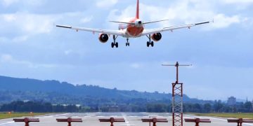 Авиакомпания easyJet требовала оплатить рейс повторно из-за шторма