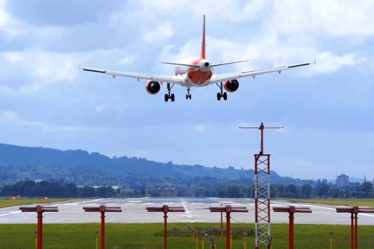 Авиакомпания easyJet требовала оплатить рейс повторно из-за шторма