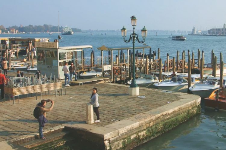 Премьер Италии приглашает туристов, несмотря ни на что