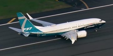 В баках Boeing 737 Max нашли обломки