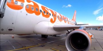 Пассажир, который пытался съесть смартфон, предстанет перед судом