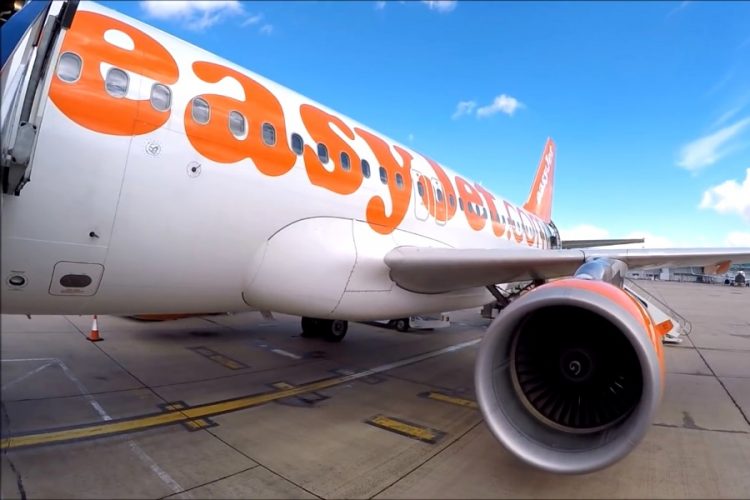 Пассажир, который пытался съесть смартфон, предстанет перед судом