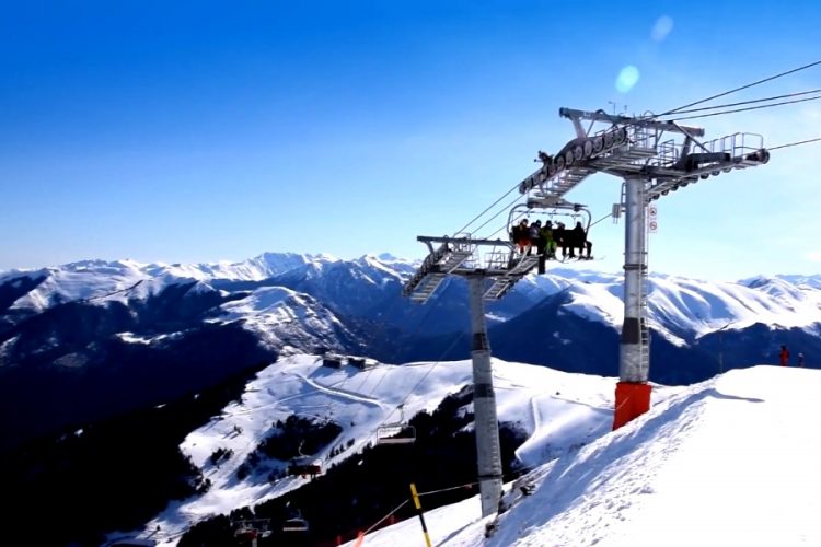 На французском курорте вертолетами спускали снег с гор