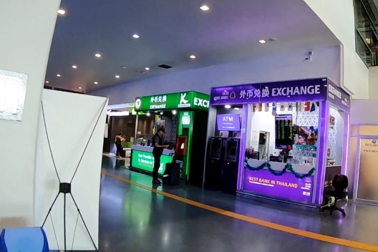 В аэропорту Пхукета появились искусственные очереди