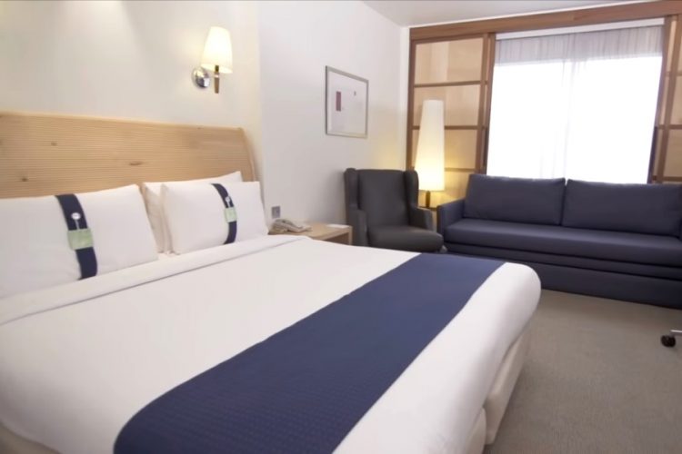Holiday Inn Heathrow до 17 марта на карантине