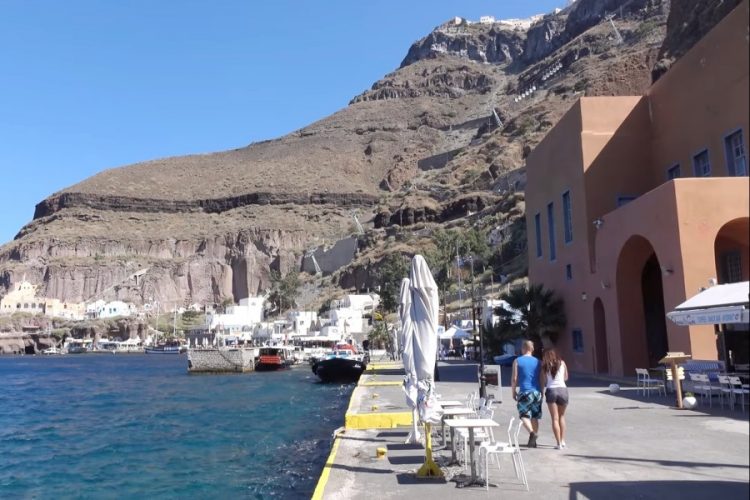 Китайцы в масках напугали местных и туристов на Санторини