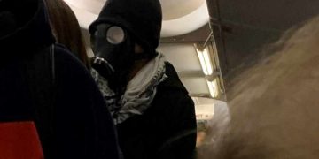 Пассажир собирался лететь в противогазе