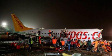 Количество жертв жесткой посадки в аэропорту Стамбула возросло