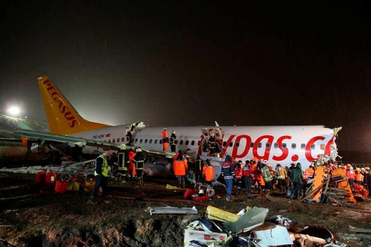 Количество жертв жесткой посадки в аэропорту Стамбула возросло