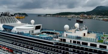 2 российских туристов покинули лайнер Diamond Princess