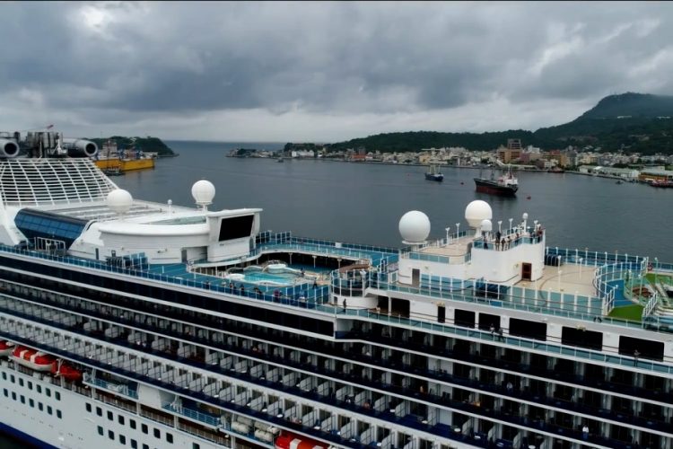 2 российских туристов покинули лайнер Diamond Princess