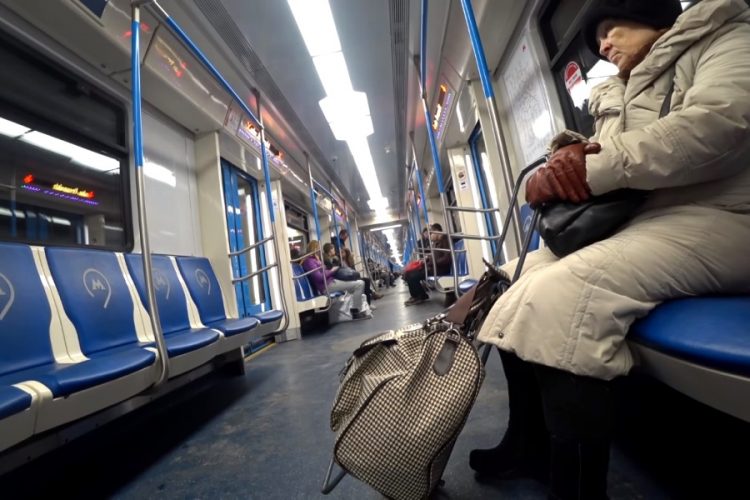 Что будут делать при виде китайцев в московском метро?