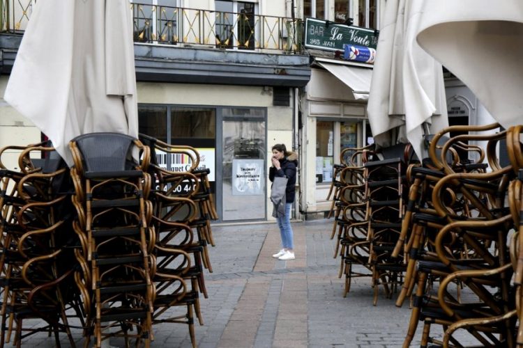 Франция тяжело переживает закрытие кафе и ресторанов