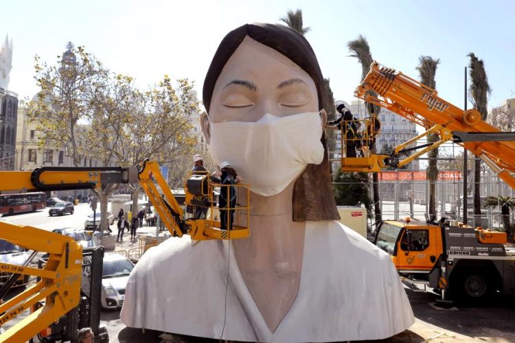 Валенсия решила вопрос с гигантскими скульптурами, которые оказались ненужными из-за эпидемии