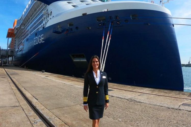 Новейший круизный лайнер отправился в путешествие с полностью женским экипажем