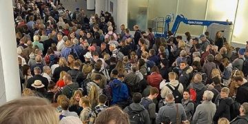 новость 16-03-2020 С длинными очередями столкнулись туристы в аэропортах США