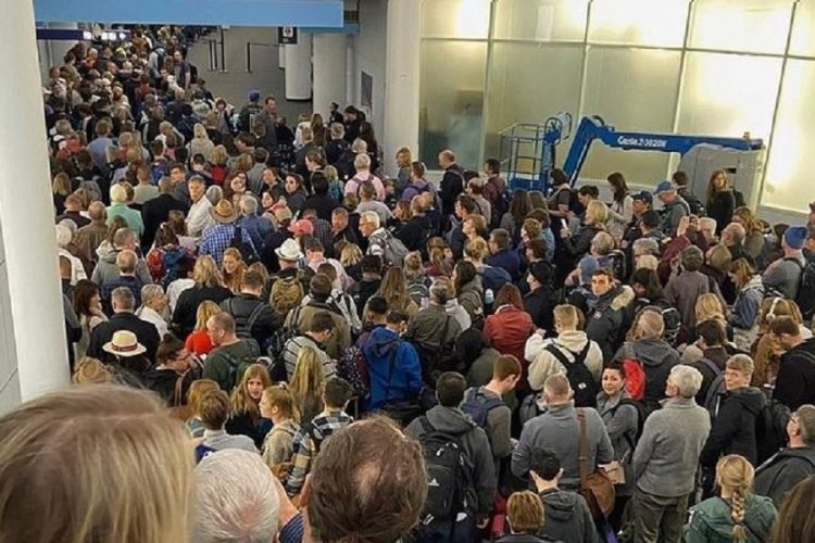 новость 16-03-2020 С длинными очередями столкнулись туристы в аэропортах США