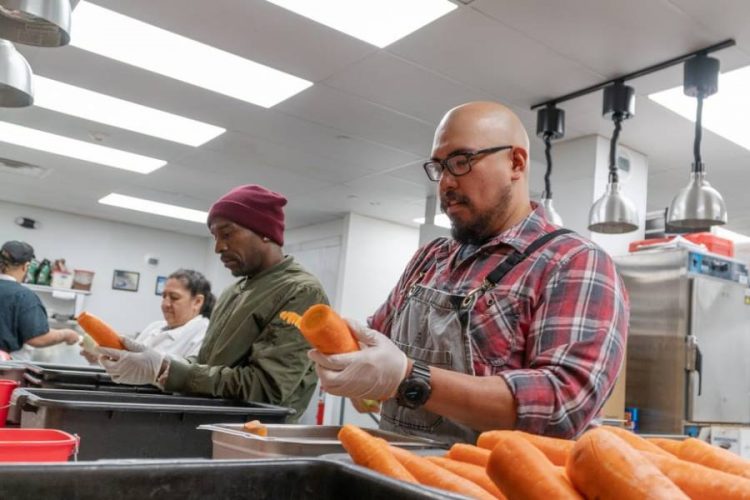 Рестораны США бесплатно кормят поваров