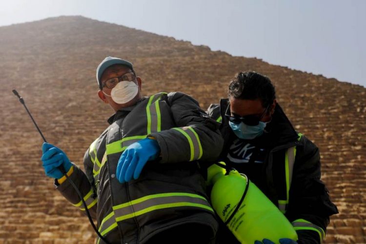 Египет проводит дезинфекцию пирамид