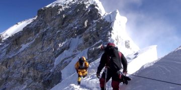 Шерпы прокомментировали закрытие Эвереста для альпинистов