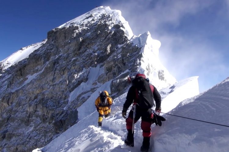 Шерпы прокомментировали закрытие Эвереста для альпинистов