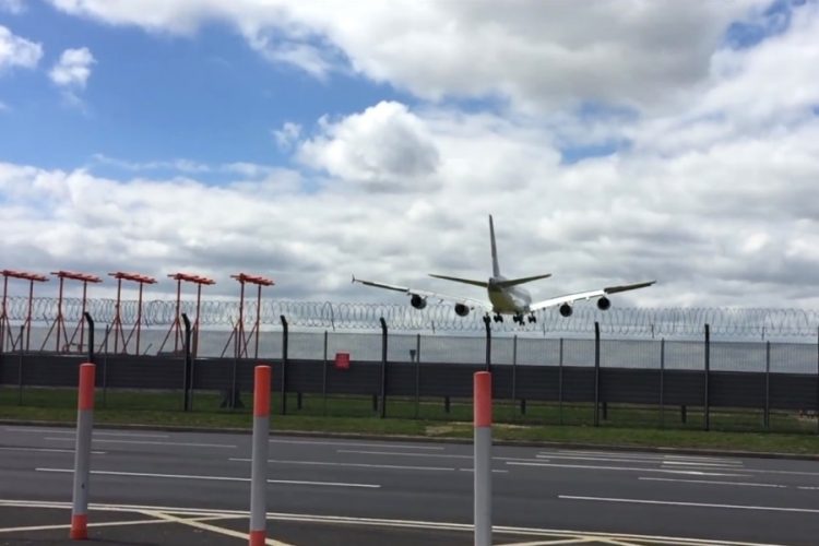 В аэропортах Великобритании не проводят проверки на коронавирус