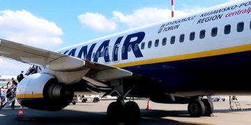 ЕС страдает больше всех: самолеты Ryanair будут использовать только для эвакуации и доставки медикаментов