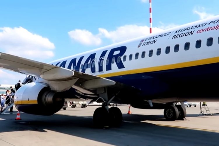 ЕС страдает больше всех: самолеты Ryanair будут использовать только для эвакуации и доставки медикаментов