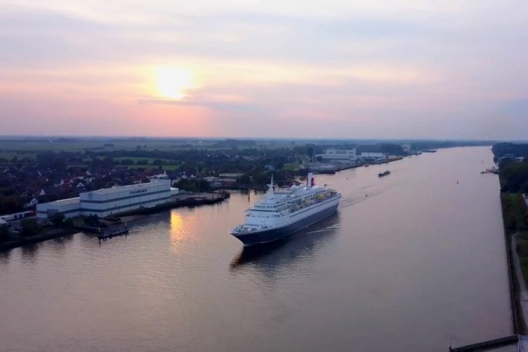 Драма нашего времени: на Багамах отказались впускать корабль