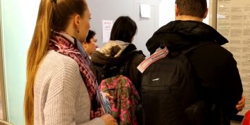 Американские туристы толпятся в аэропорту Барселоны в попытке уехать домой