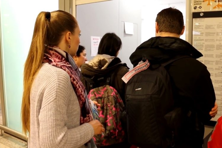 Американские туристы толпятся в аэропорту Барселоны в попытке уехать домой