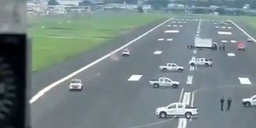 В Эквадоре припарковали машины на ВПП, чтобы не дать самолетам приземлиться