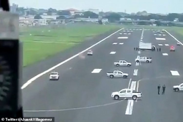 В Эквадоре припарковали машины на ВПП, чтобы не дать самолетам приземлиться