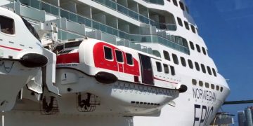 Корабль с 2000 пассажирами с трудом причалил в Гонолулу