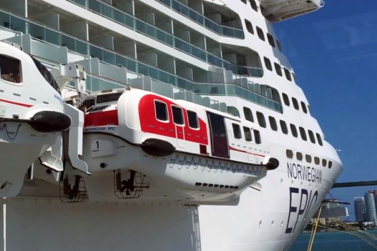 Корабль с 2000 пассажирами с трудом причалил в Гонолулу