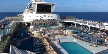 В порту Реюньона круизный лайнер встретили с камнями и бутылками