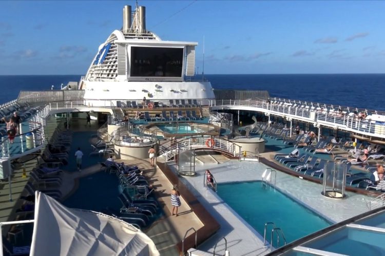 В порту Реюньона круизный лайнер встретили с камнями и бутылками