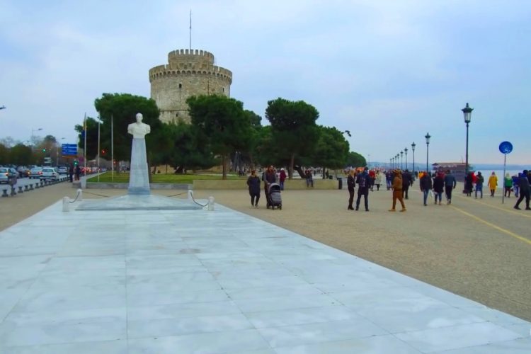 Полицейские выгоняют людей из набережной в Салониках