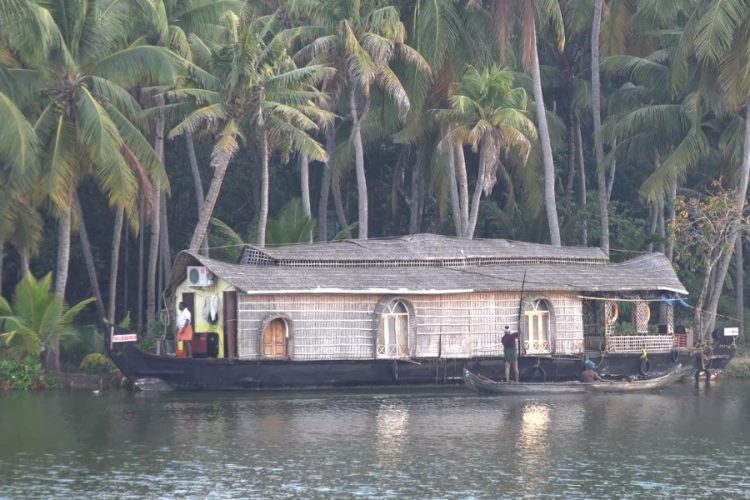 Керала выпускает руководство для туристов и местных жителей