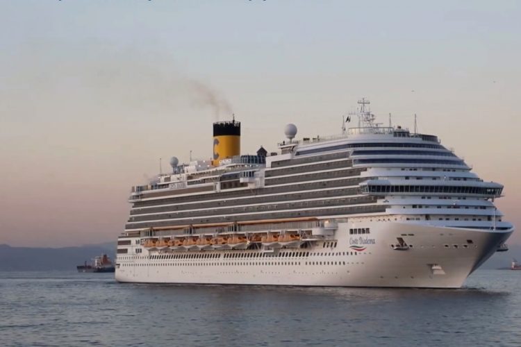 Круизный корабль стал на Кипре из-за болезни члена экипажа