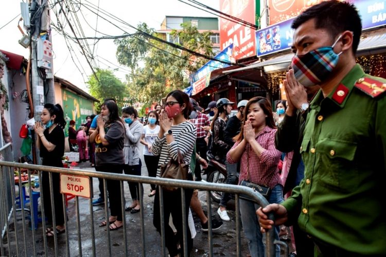 Сотни жителей Ханоя собрались возле храма Тай Хо, несмотря на карантин